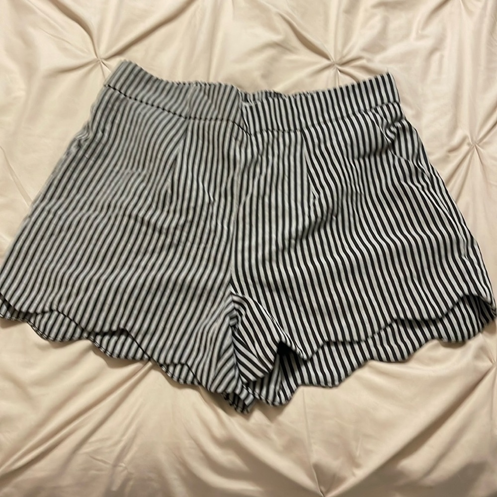 Black and white dress shorts with scalloped bottom and pockets. Size Medium.